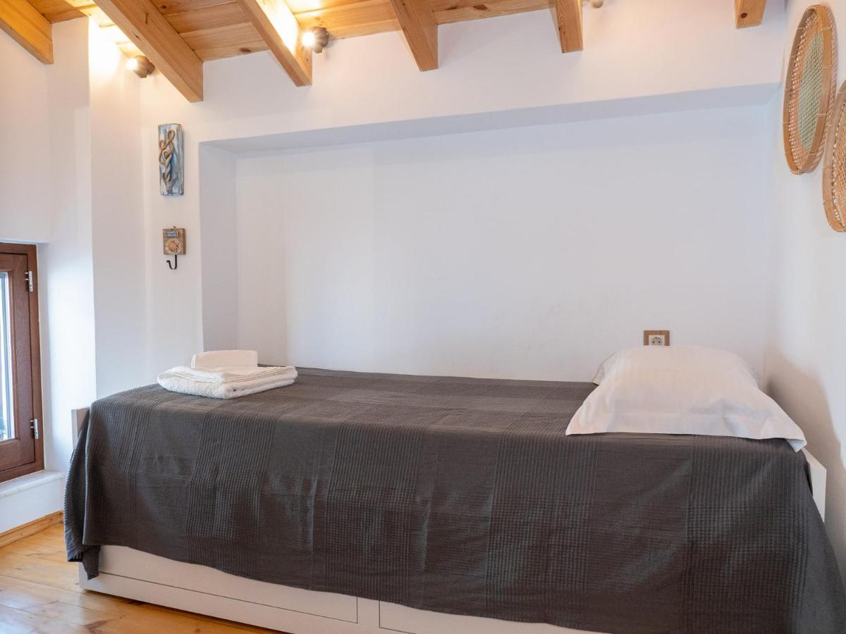 Captain'S Memories Stylish Harbour Apartments Chalki Town Екстериор снимка