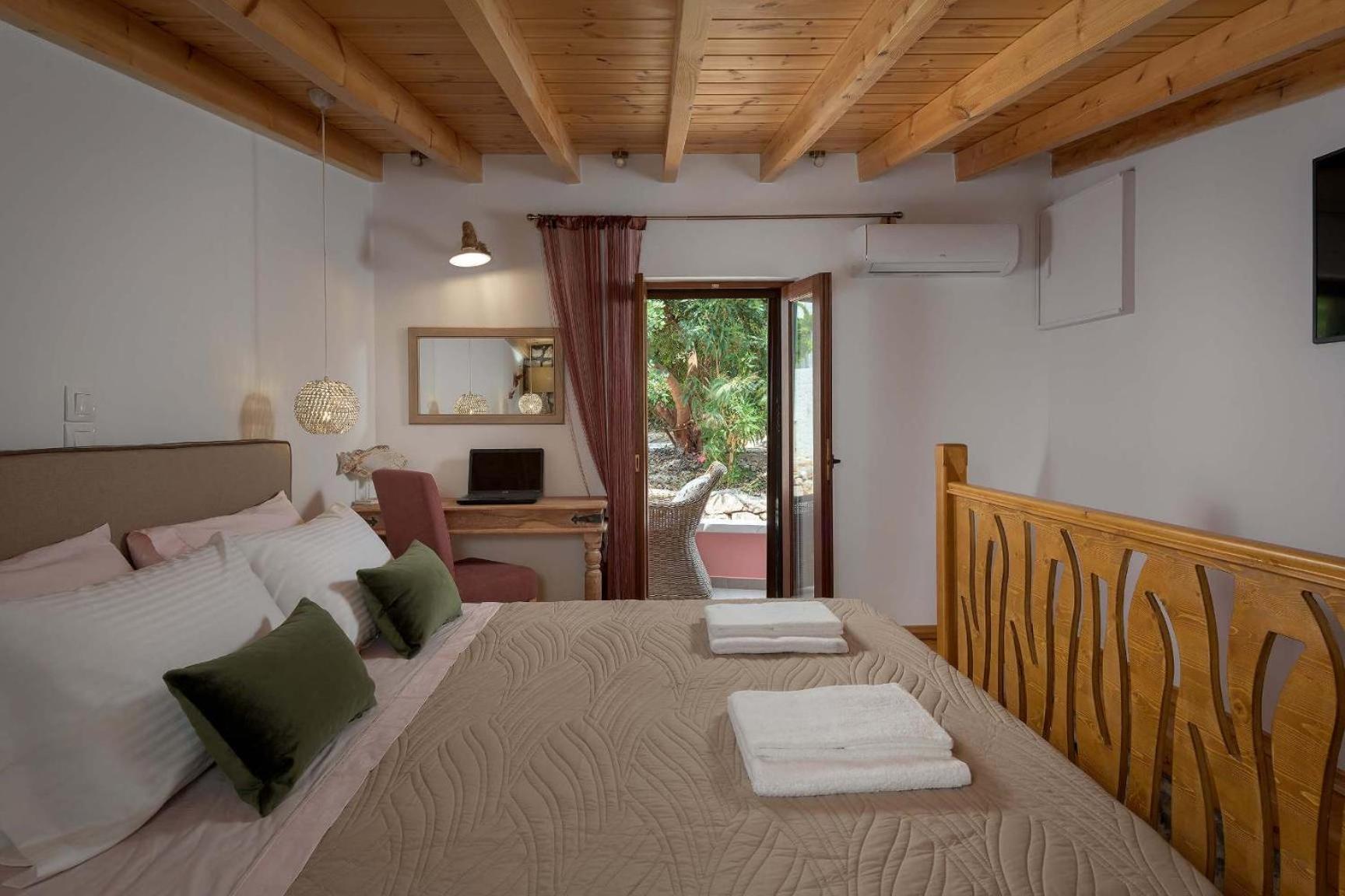 Captain'S Memories Stylish Harbour Apartments Chalki Town Екстериор снимка