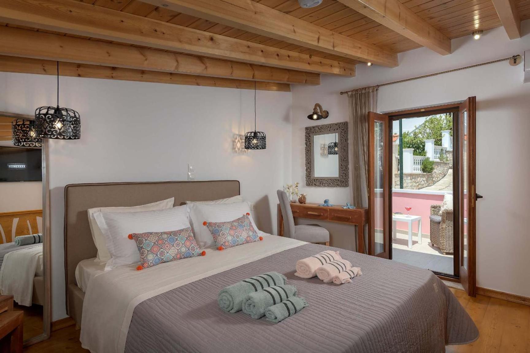 Captain'S Memories Stylish Harbour Apartments Chalki Town Екстериор снимка
