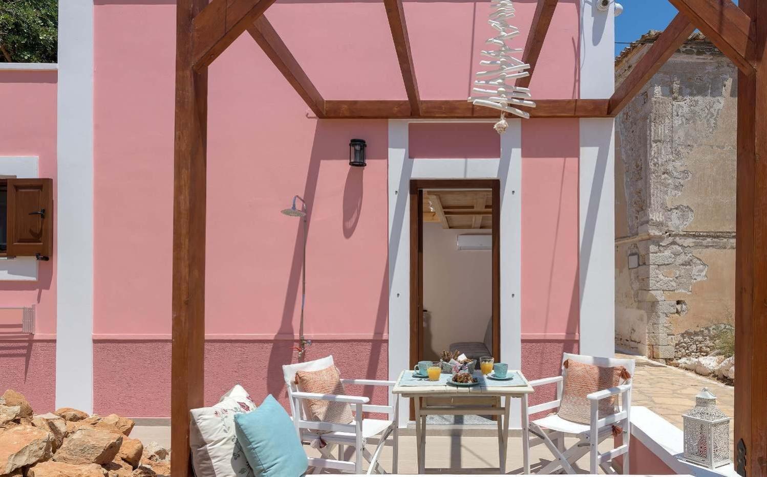 Captain'S Memories Stylish Harbour Apartments Chalki Town Екстериор снимка